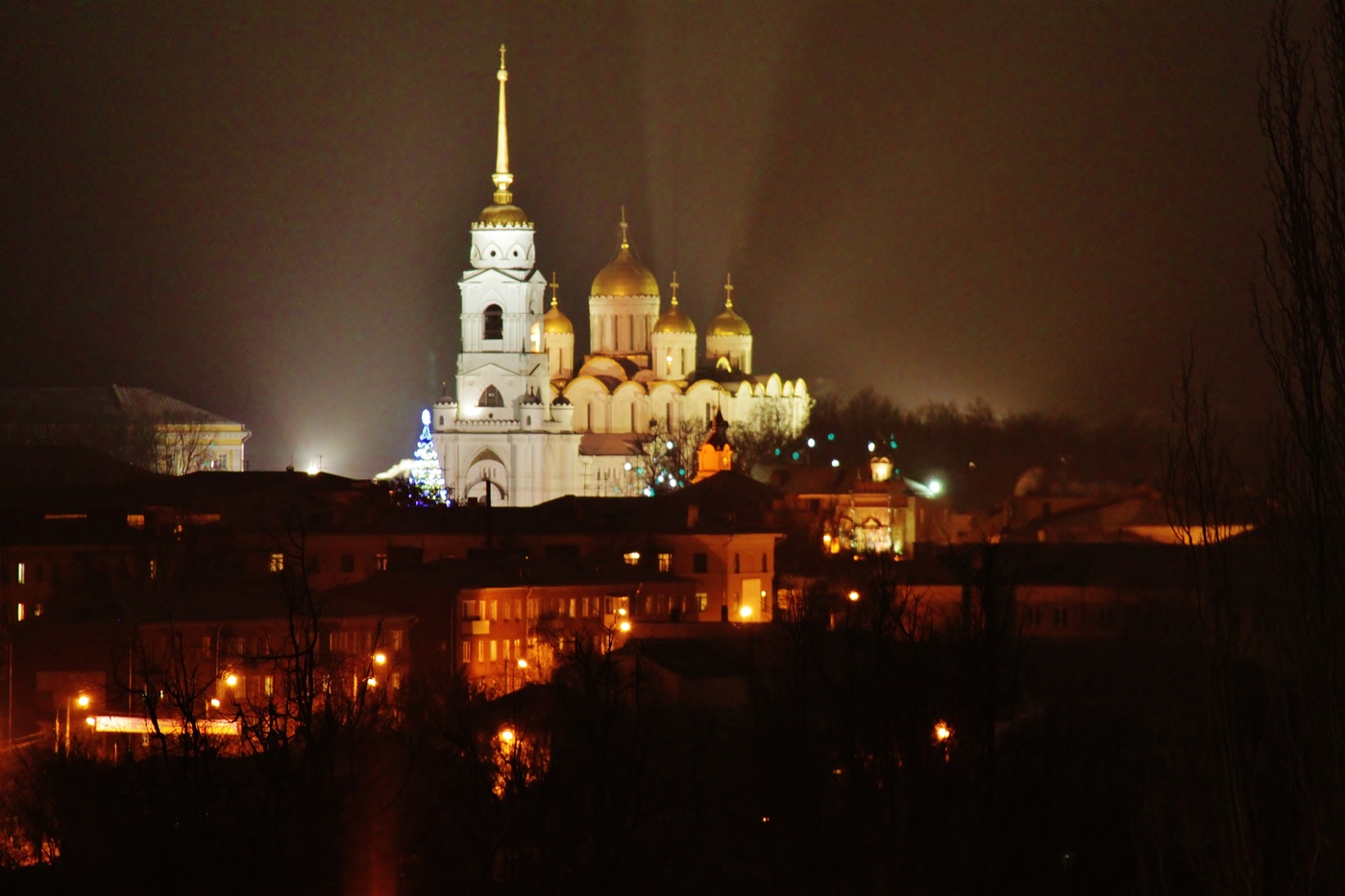 Успенский собор во Владимире зимой ночью