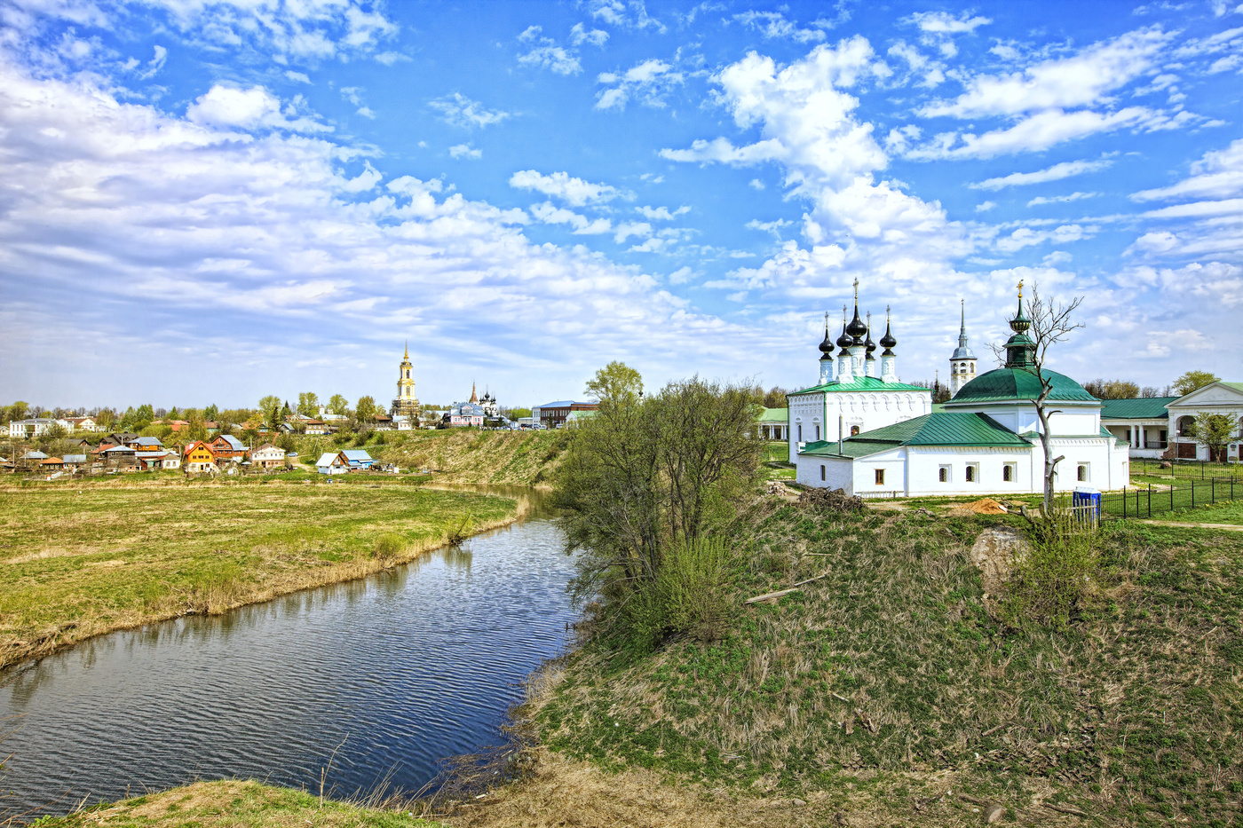 Суздаль храм у реки