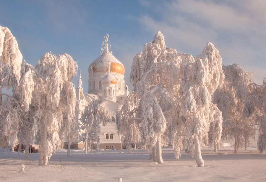 Зима храм золотые купола