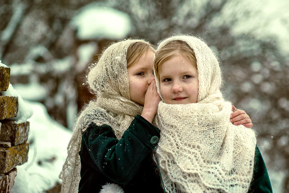Дети в пуховых платках зимой