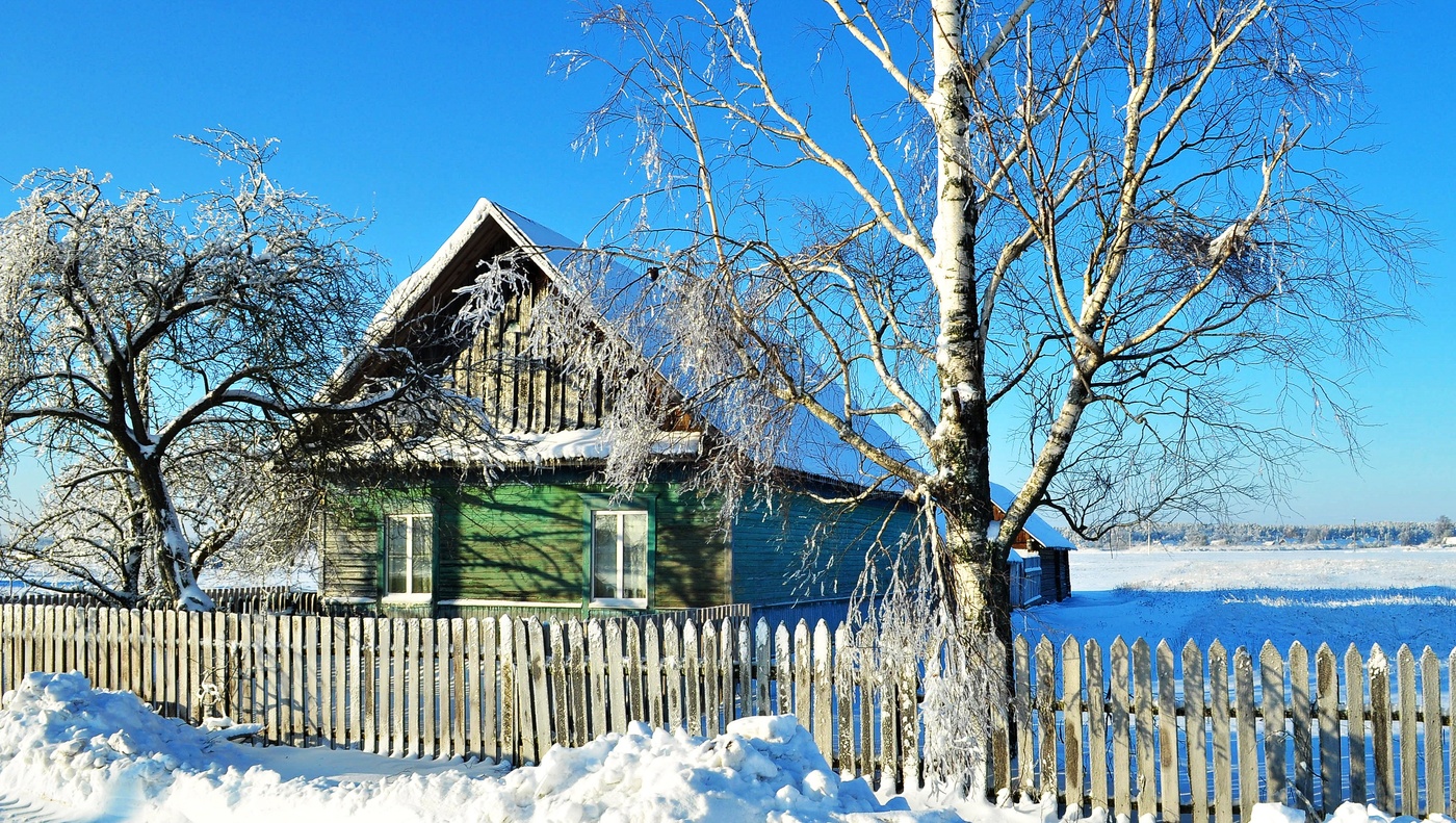 Деревенский дом зимой