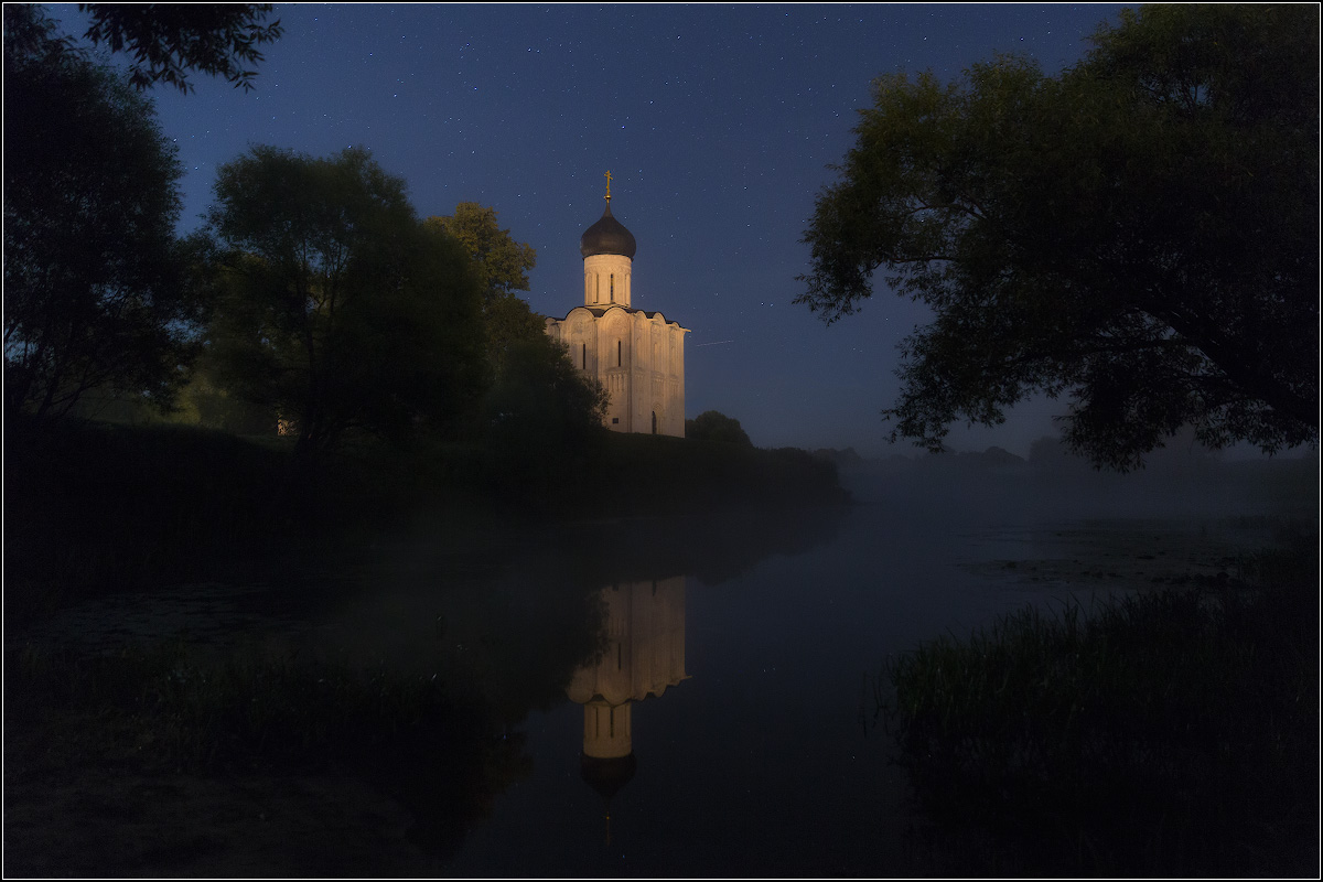 Храм на Нерли во Владимире ночью