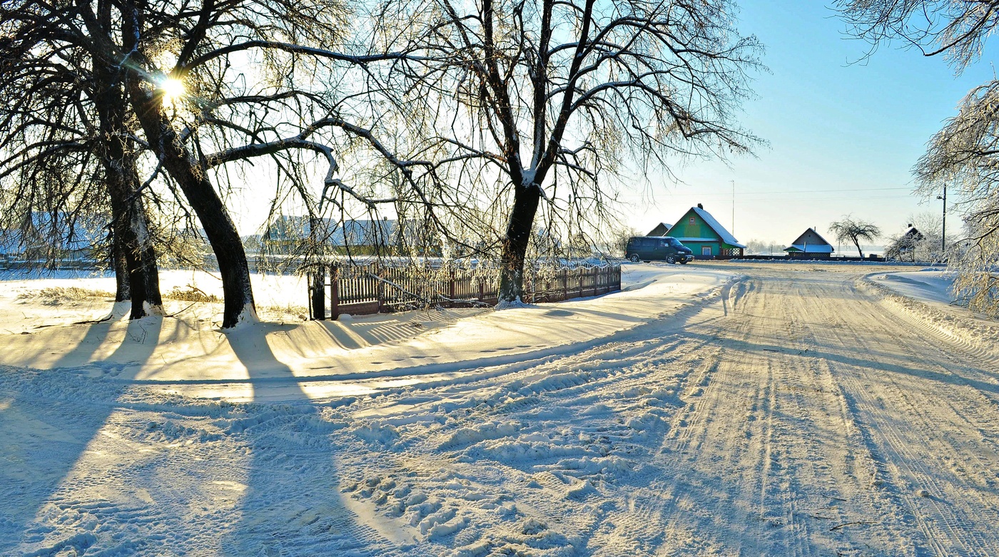 Погода село солнечный. Село зимой. Зимняя деревня. Солнечный зимний день в деревне. Деревенская улица зимой.