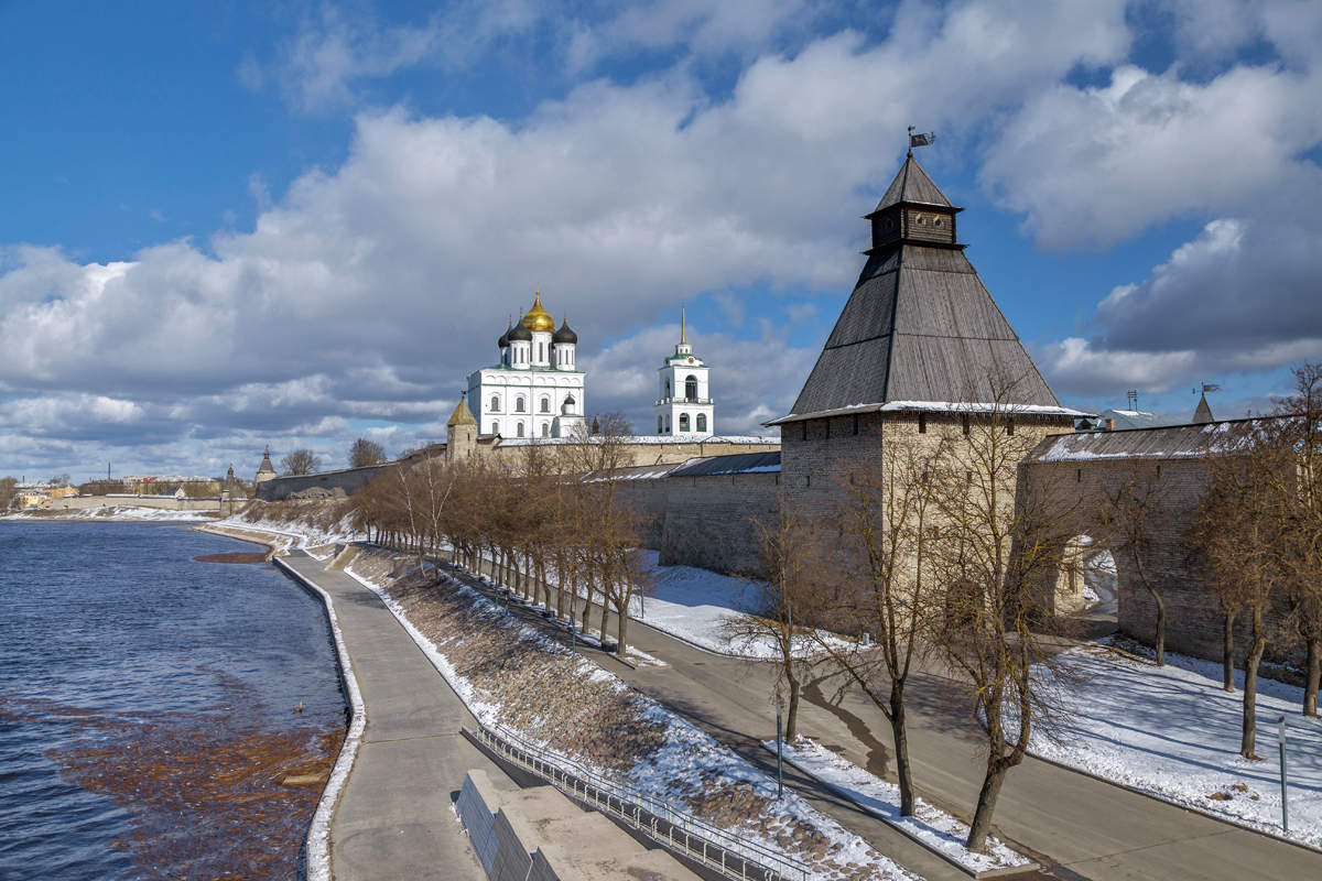 Фото псковская. Псковский кром Псков. Псковский кром достопримечательности Пскова. Псковский Кремль кром зимой. Псков кром зимой.