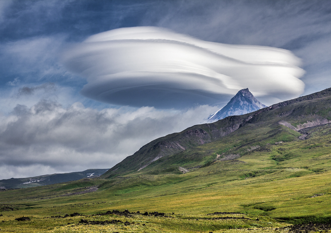 Лентикулярные облака над вулканами Камчатки
