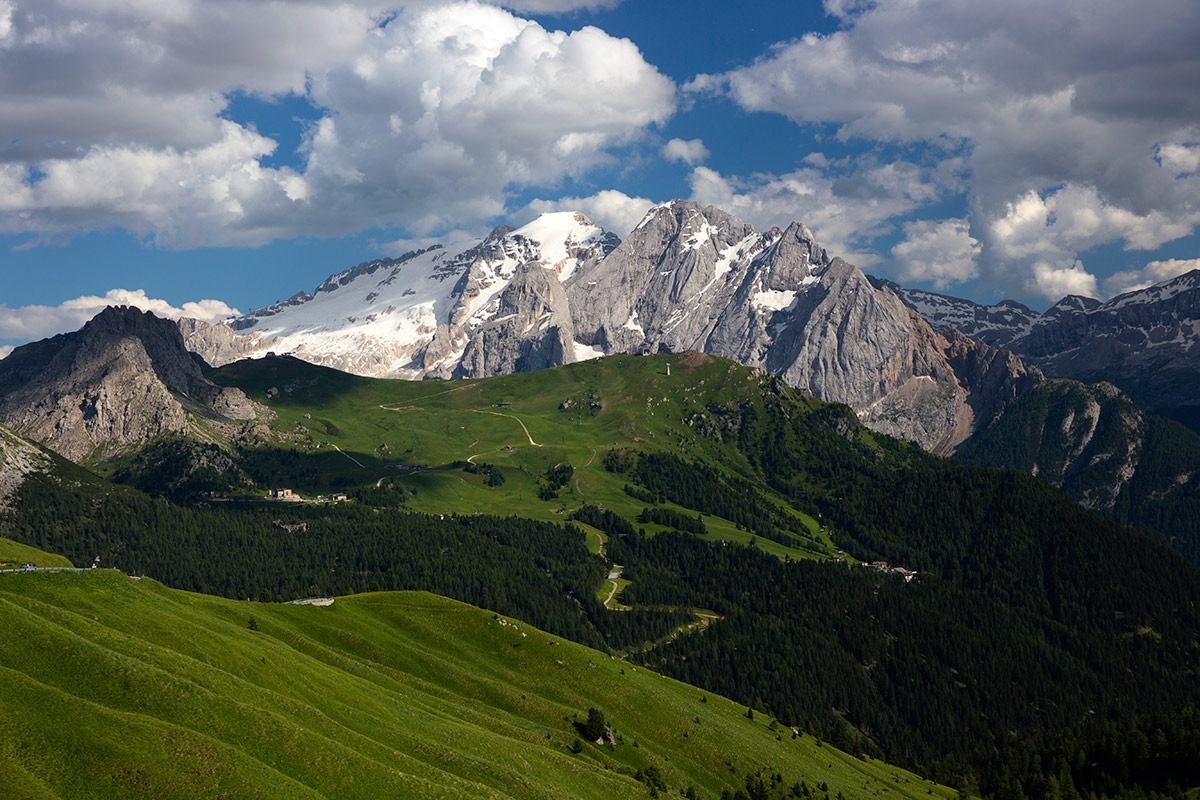 Alps mountains. Доломитовые Альпы Мармолада. Мармолада гора в Италии. Карнийские Альпы. Альпы Южные склоны Италия.