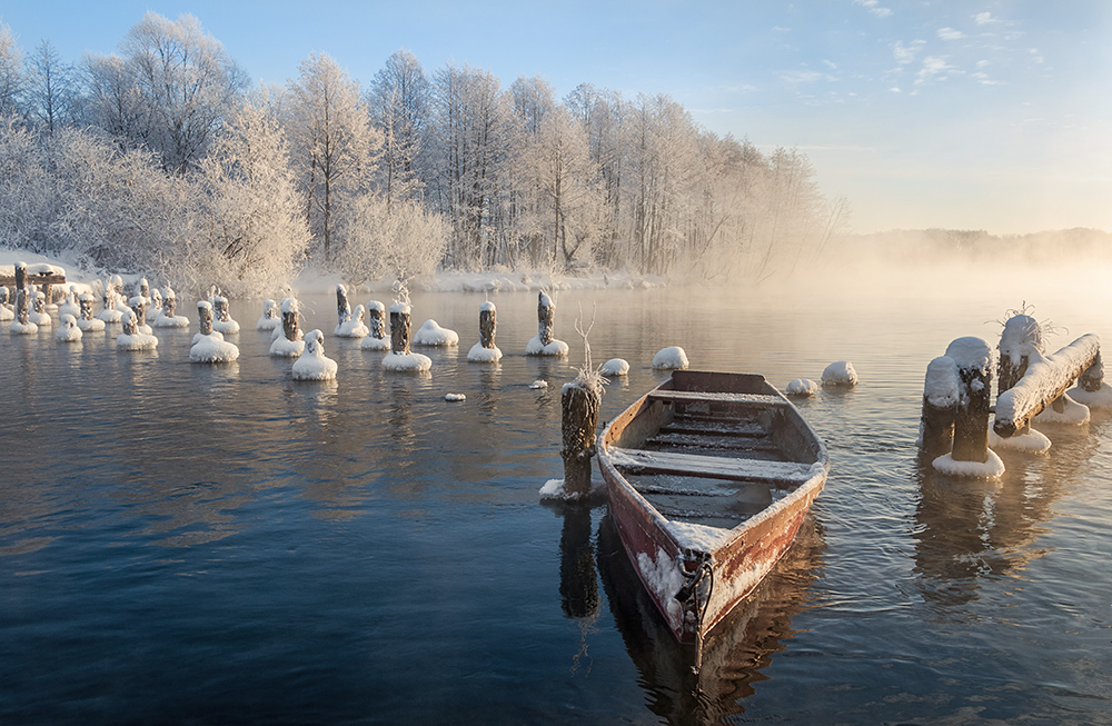 Лодка зимой на воде