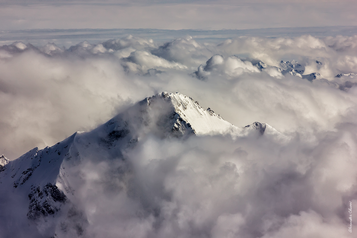 Вершина горы над облаками