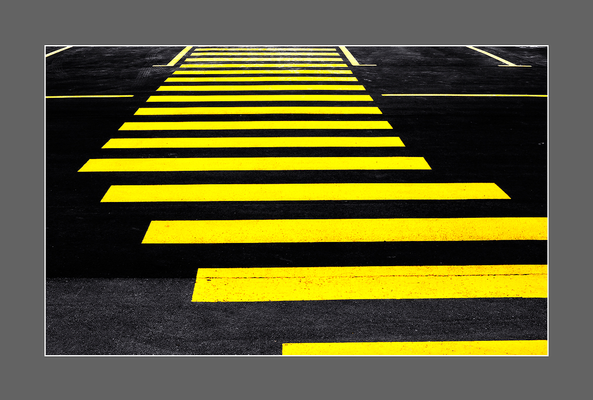 Картина черно желтая. Черно желтый. Зебра пешеходный переход. Желто черный. Желтая полоса.