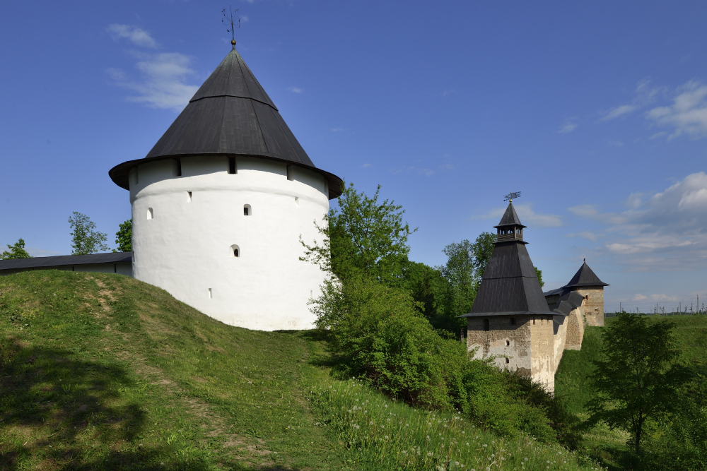 крепостная стена монастыря на закате