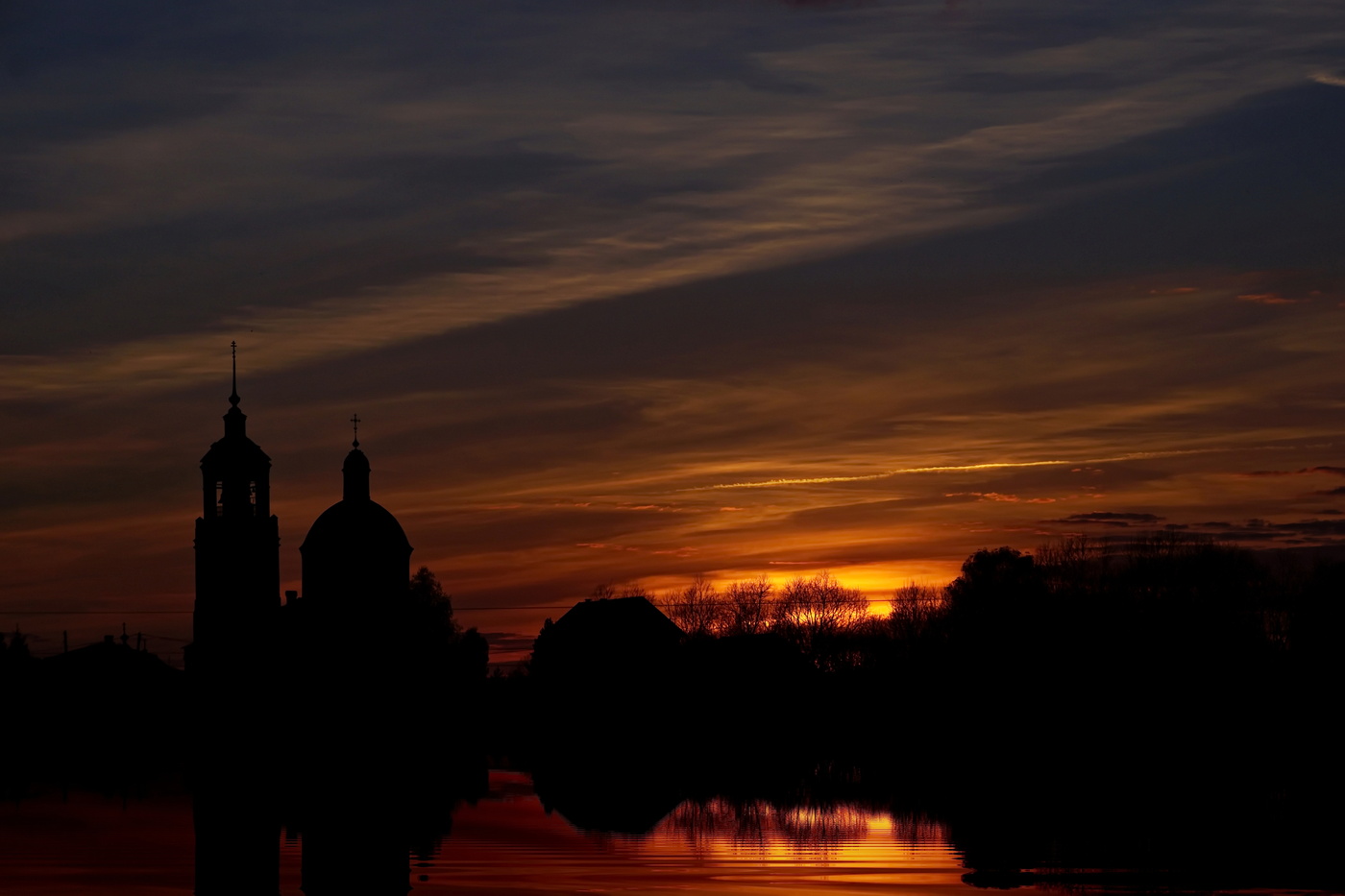 Церковь и красное небо