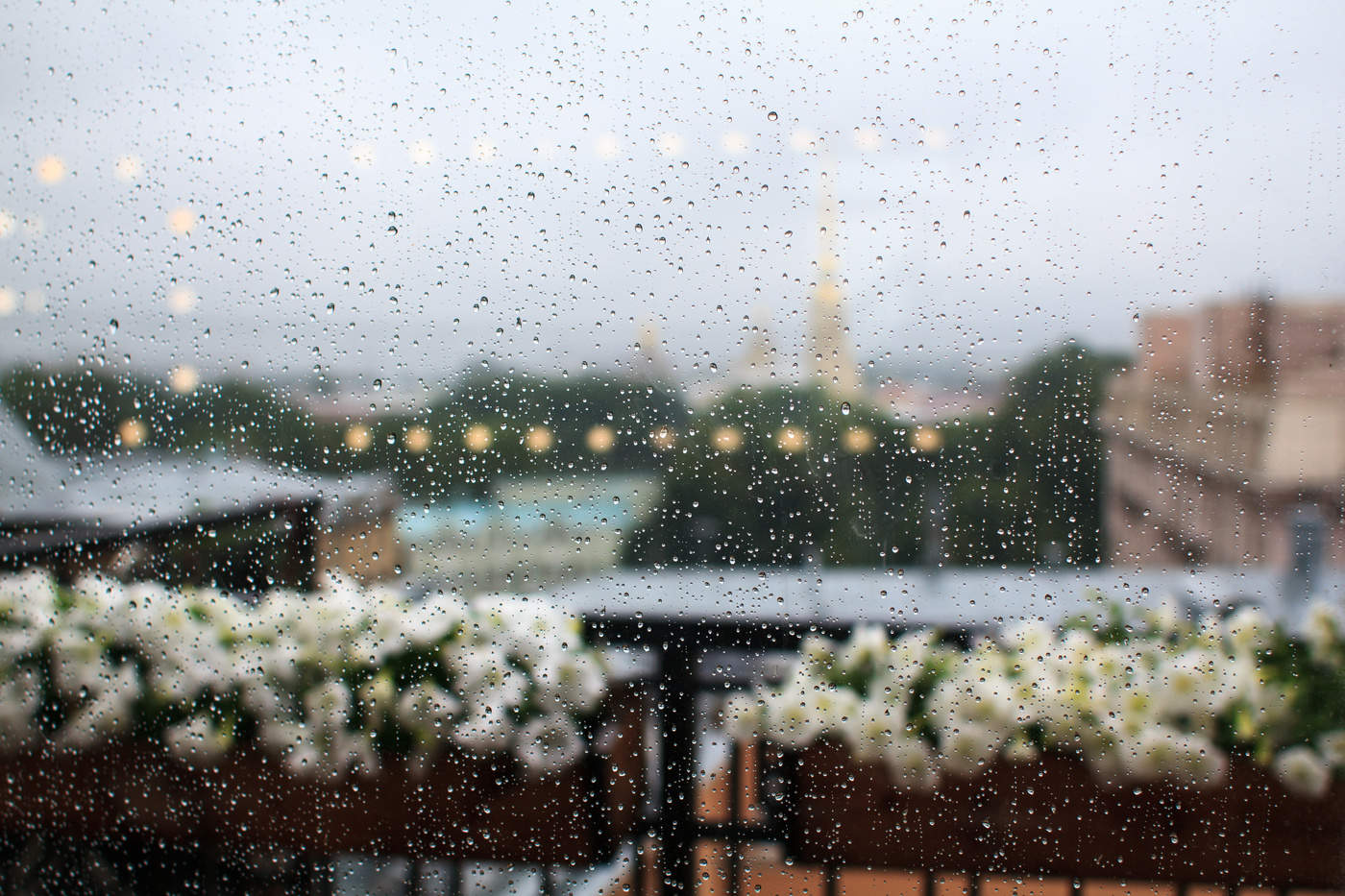 Весенний дождь в городе фото