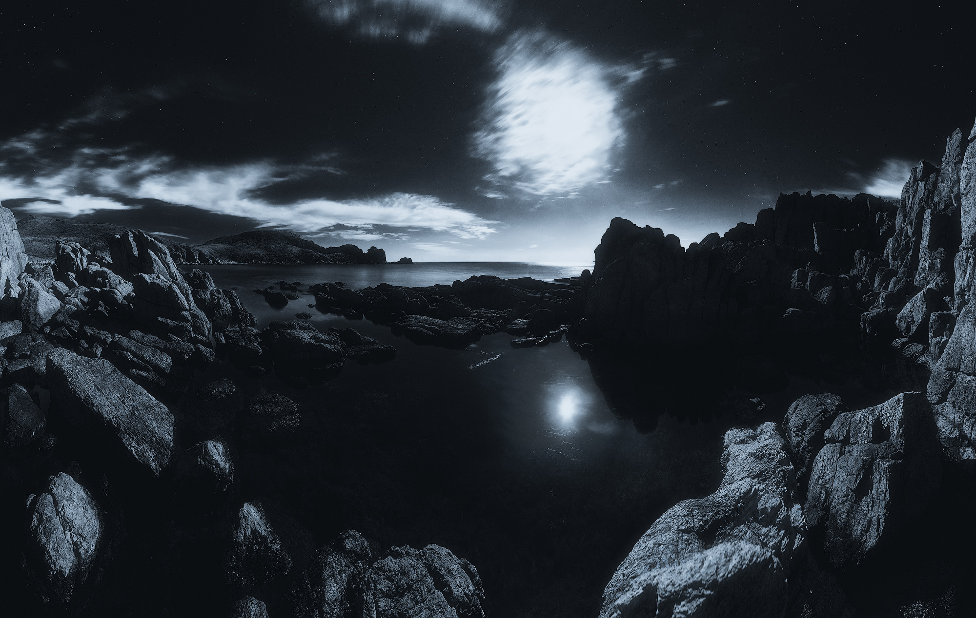 Night stone. Черная cкала. Ночное море скалы. Камни ночью. Скалы ночью.