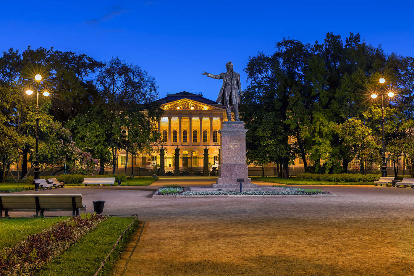 Музей Пушкина в Москве памятник архитектуры статуя при входе