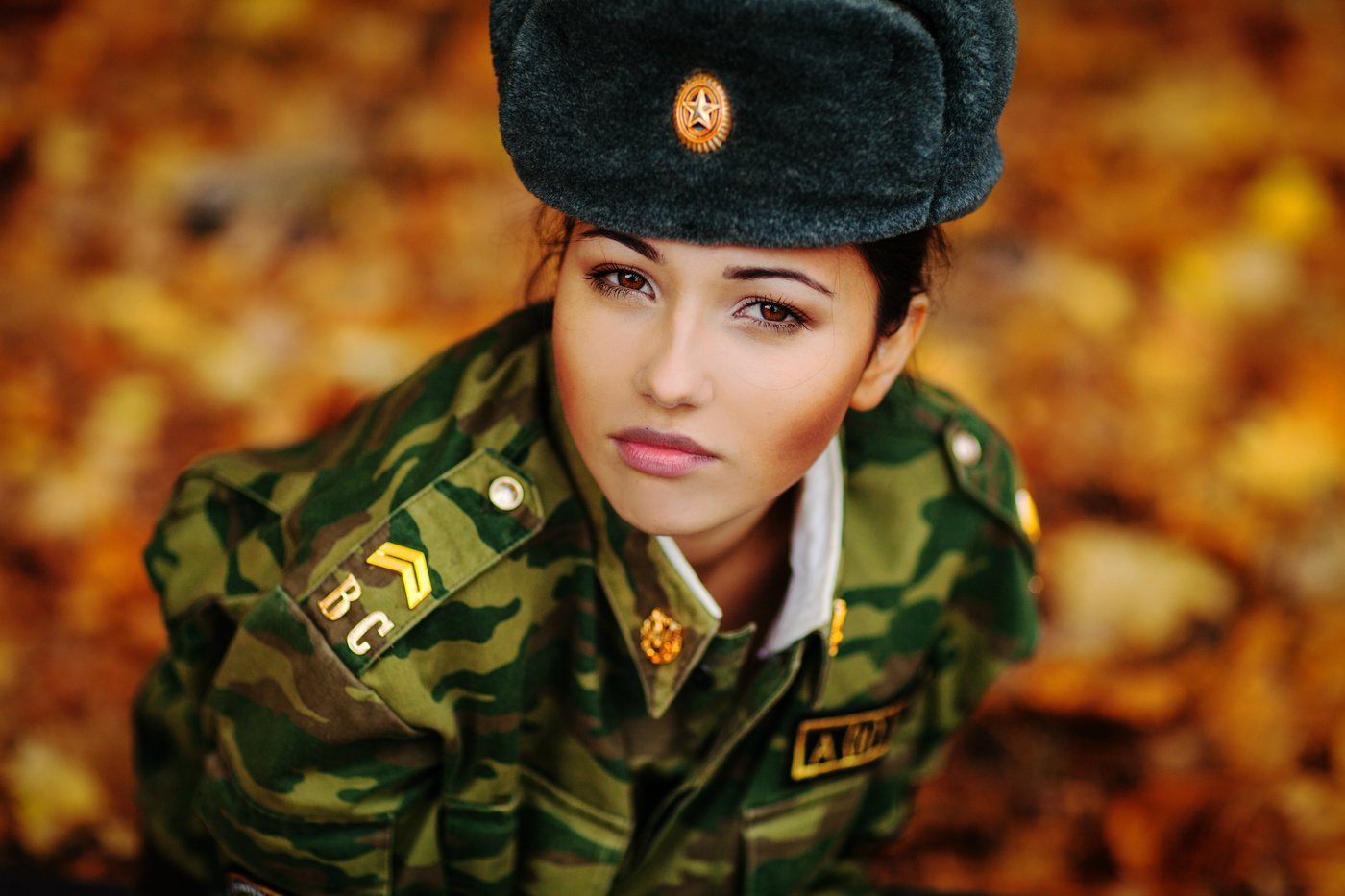 С днем защитника отечества 23 февраля военного. 23 Февраля защитницы Отечества женщины. Девушки в военной форме. Поздравления с 23 февраля женщинам.