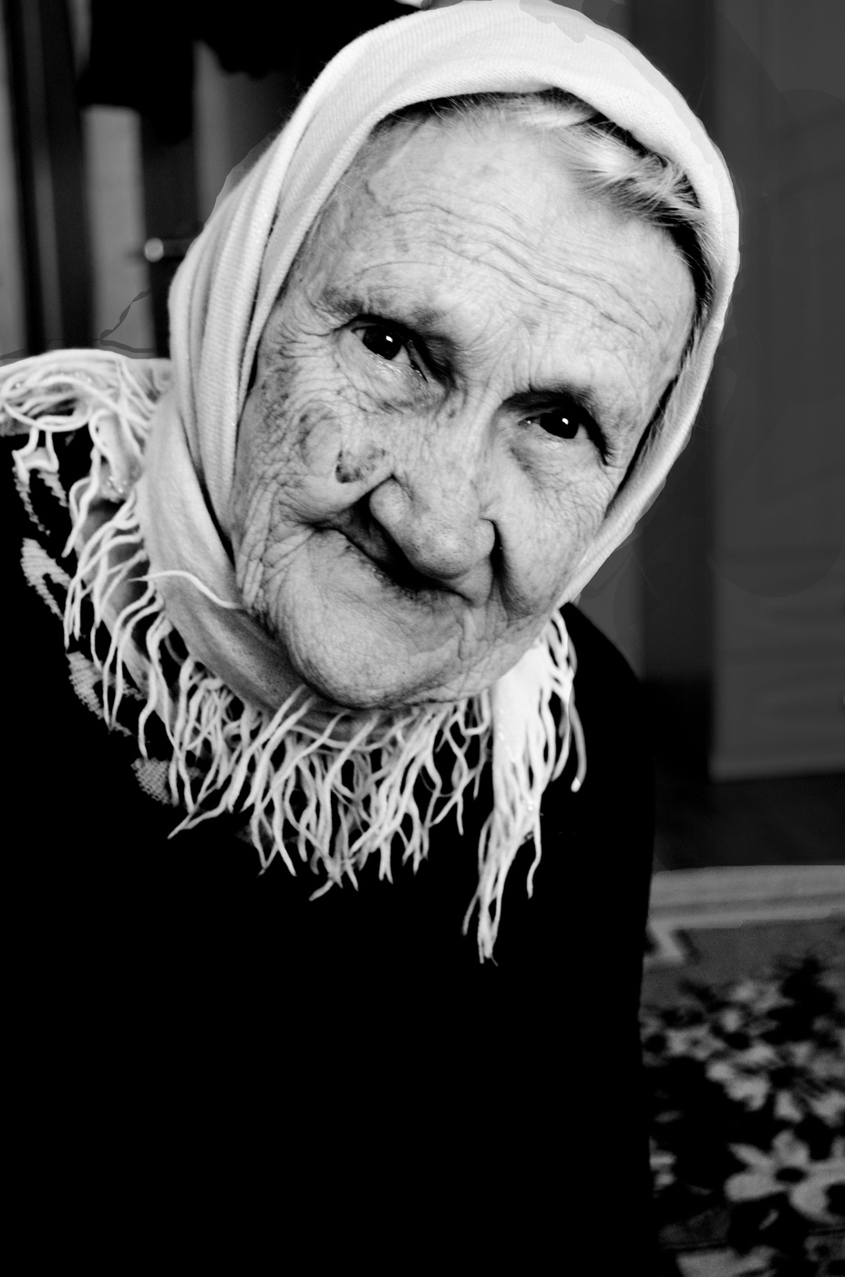 Бабушка марины вернулась из аптеки страшно рассерженная. Плачущая бабушка. Бабушка встречает. Добрая бабушка. Старая женщина в платке.