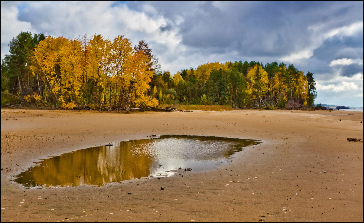 Осенний берег. Берег осенью. Кама осенью. Пейзажи осенней Камы. Берег лужа.