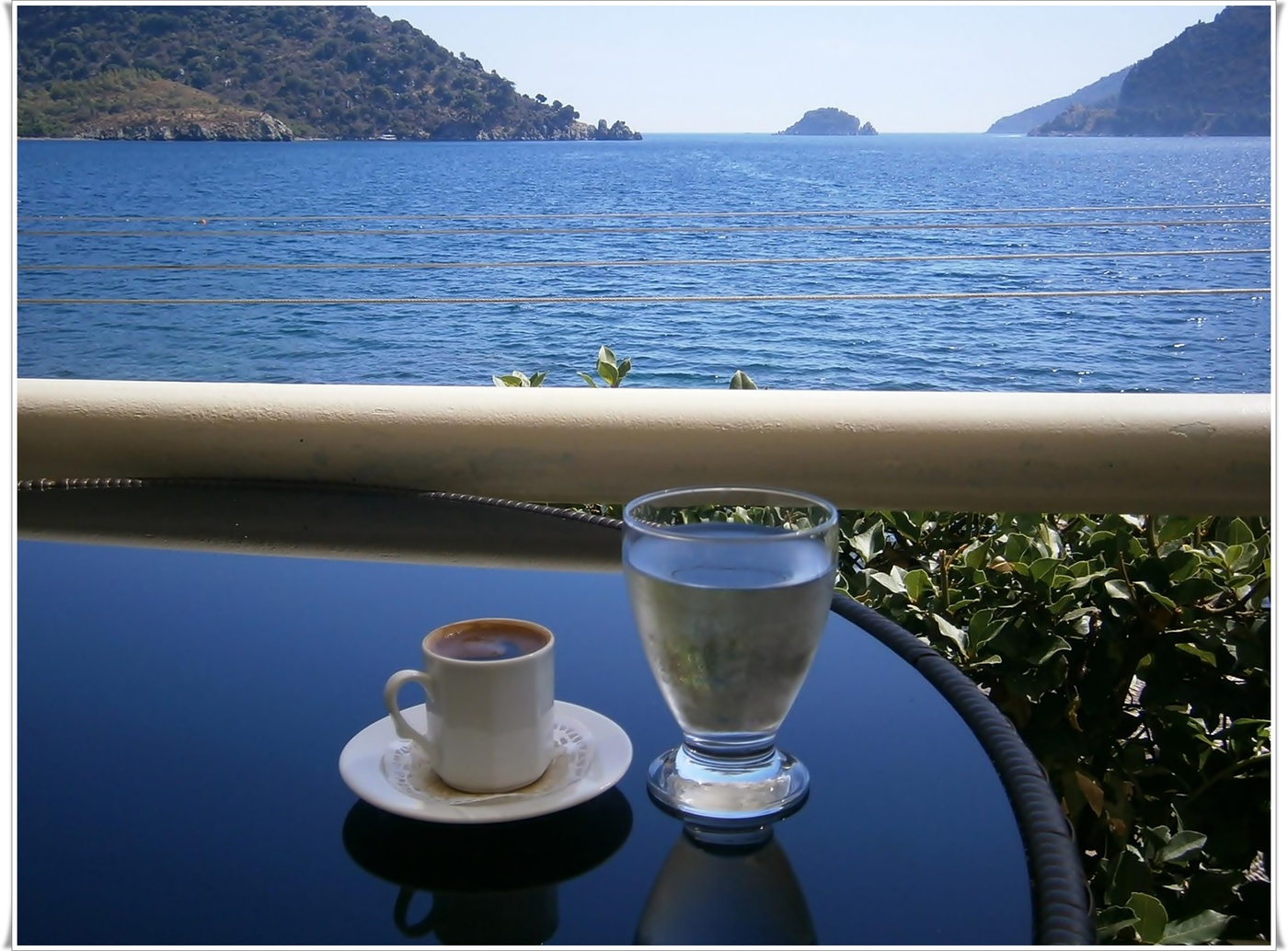 Sea cup. Чашка кофе с видом на море. Доброе утро море. Доброе утро море и кофе. Чашка кофе на берегу моря.