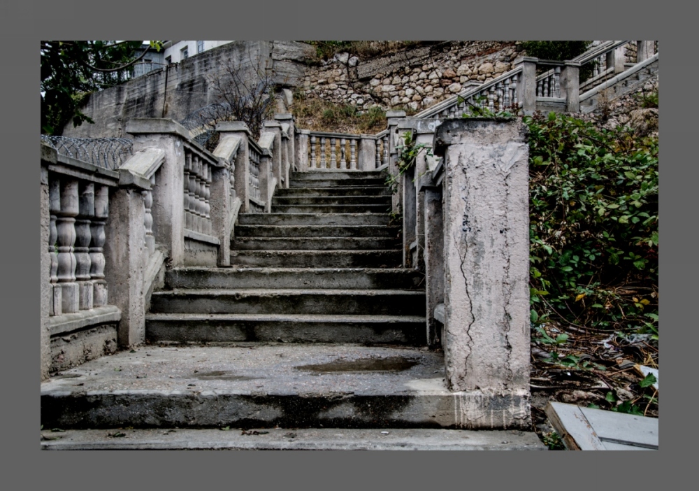 Старинные лестницы ингушей. Пивоварова старая лестница. Дряхлая лестница. Старая лестница что ж ты не. Пивоварова старая лестница.