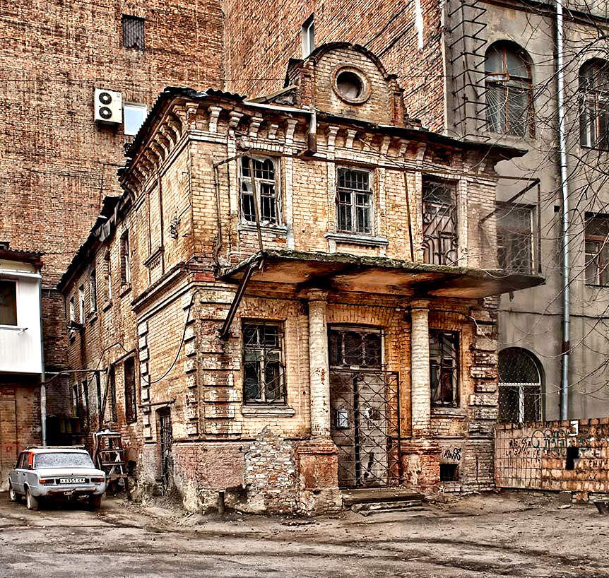 Старые дома живые. Флигель Дворницкая Петербург. Старинный дом. Старые дома. Старинное здание.