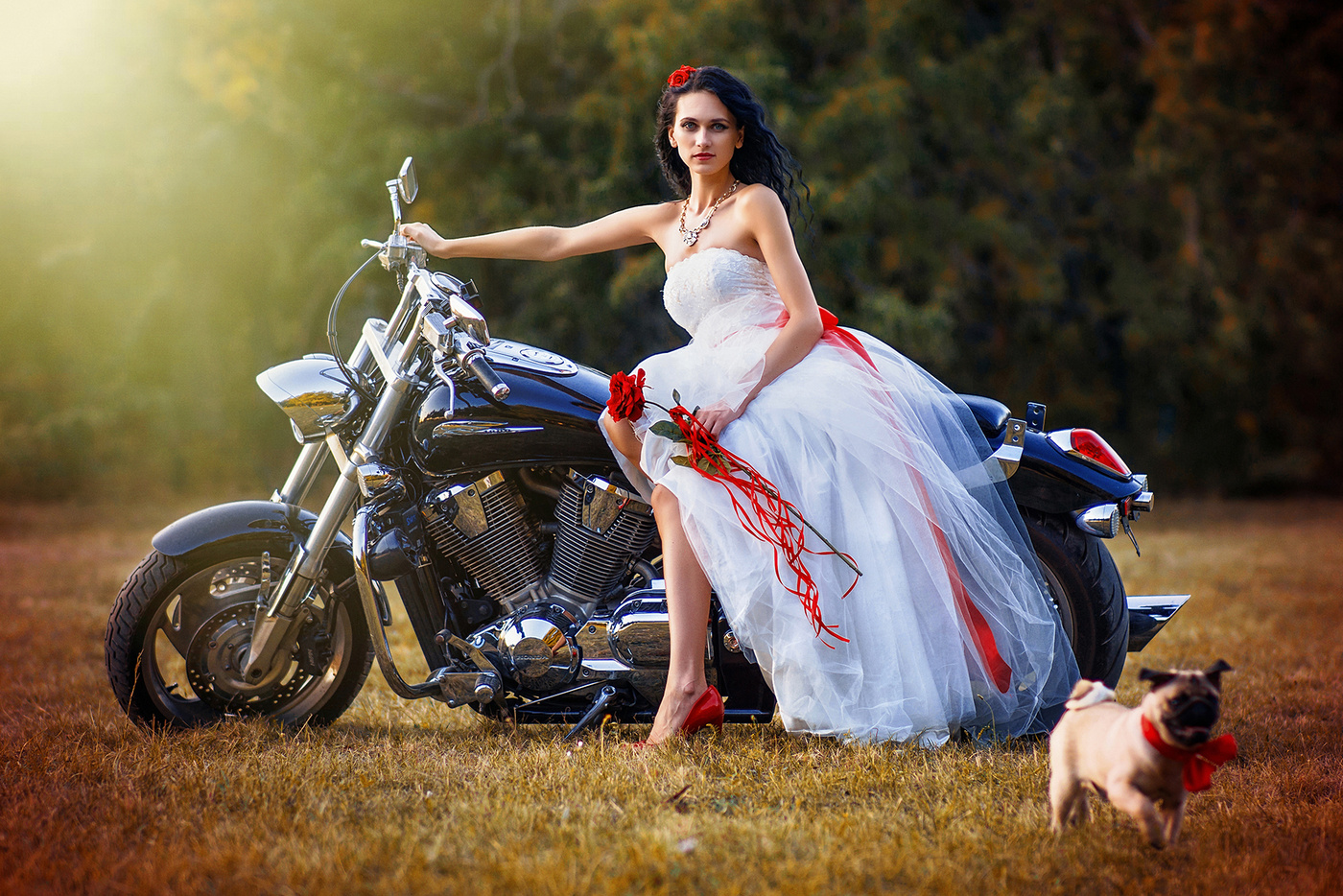 Фотосессия девушки на мотоцикле в платье