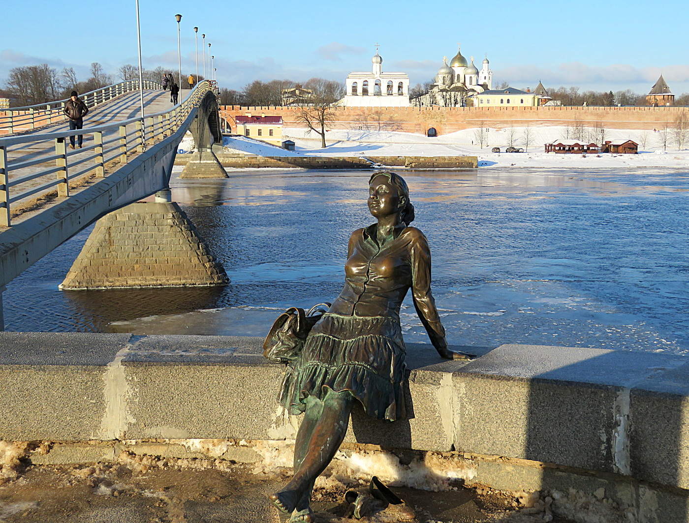 Великий Новгород памятник туристке