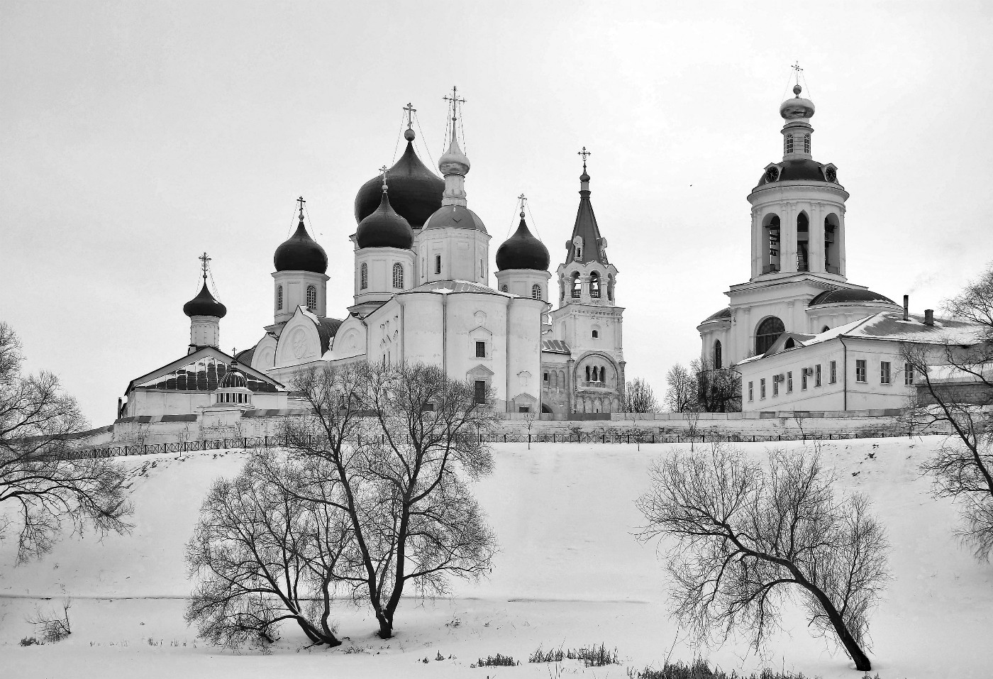 Монастыри с черными куполами