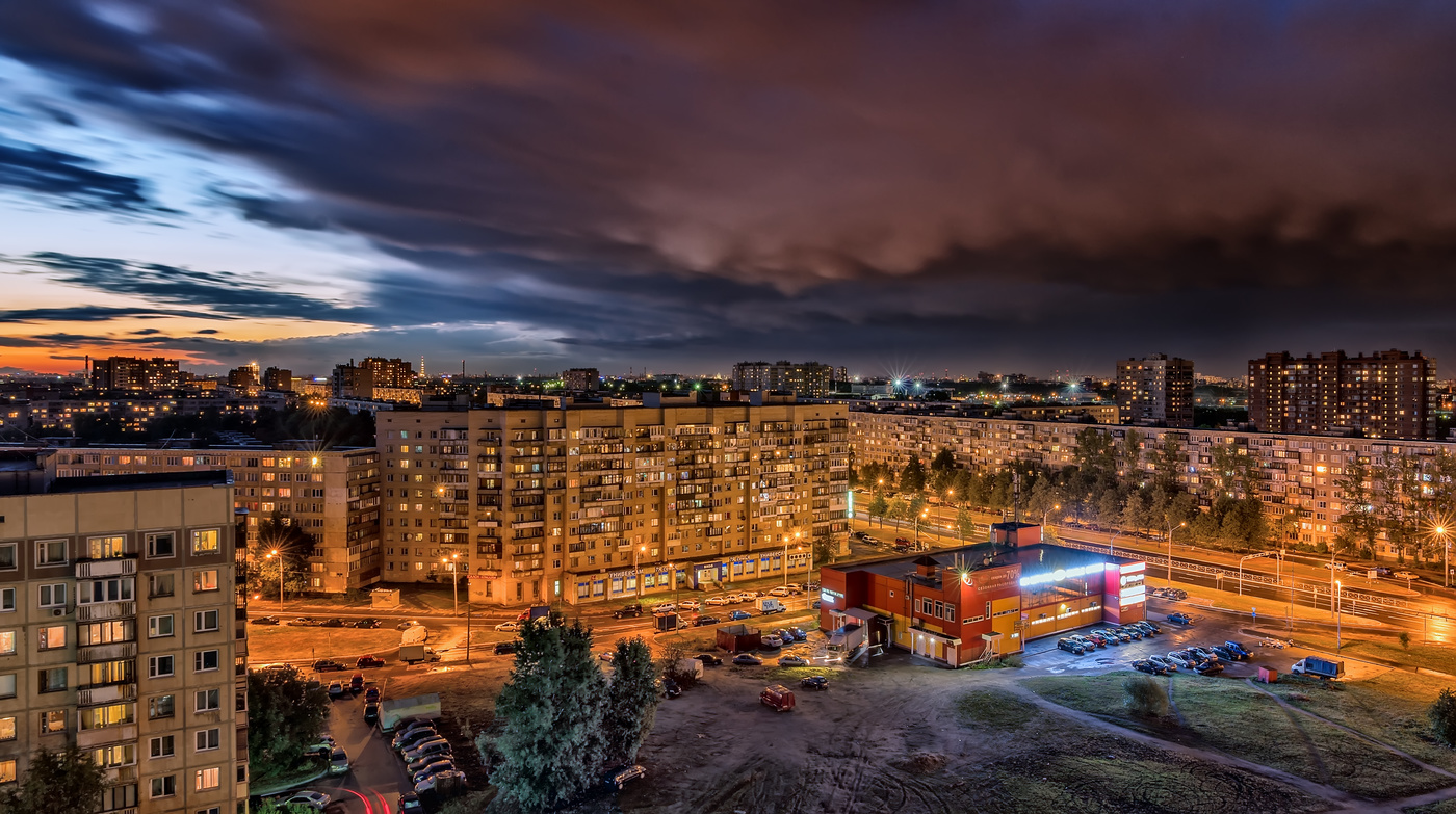 Вечерние огни. Вечерние огни окна города. Ночь в городе Коммунар. Вечерний Коммунар.