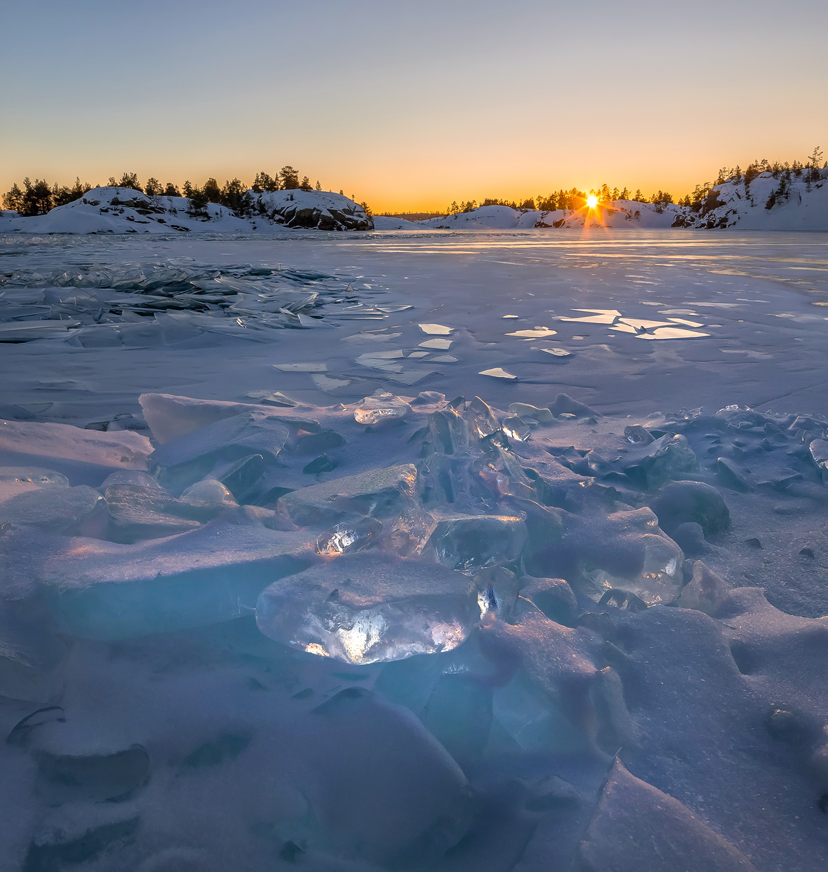 Лед на ладожском озере. Ладожское озеро zimoy. Ладожское озеро зимой. Торосы на Ладожском озере. Зимняя Карелия Ладога.