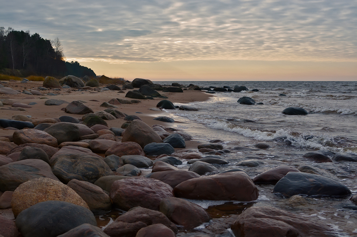 Каменистые берега Рижский залив в Риге