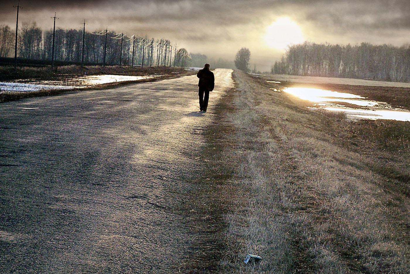 Россия в никуда. Одинокий человек на дороге. Уходящий человек. Одиночество дорога. Человек идет по дороге.