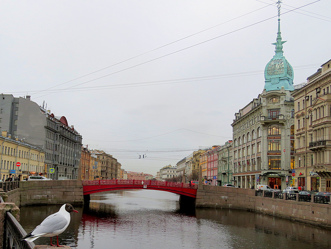 Фото красного моста. Красный мост Питер. Наб реки мойки красный мост. Питер красный мост река мойка улица. Красный мост в Петербурге Гороховая.