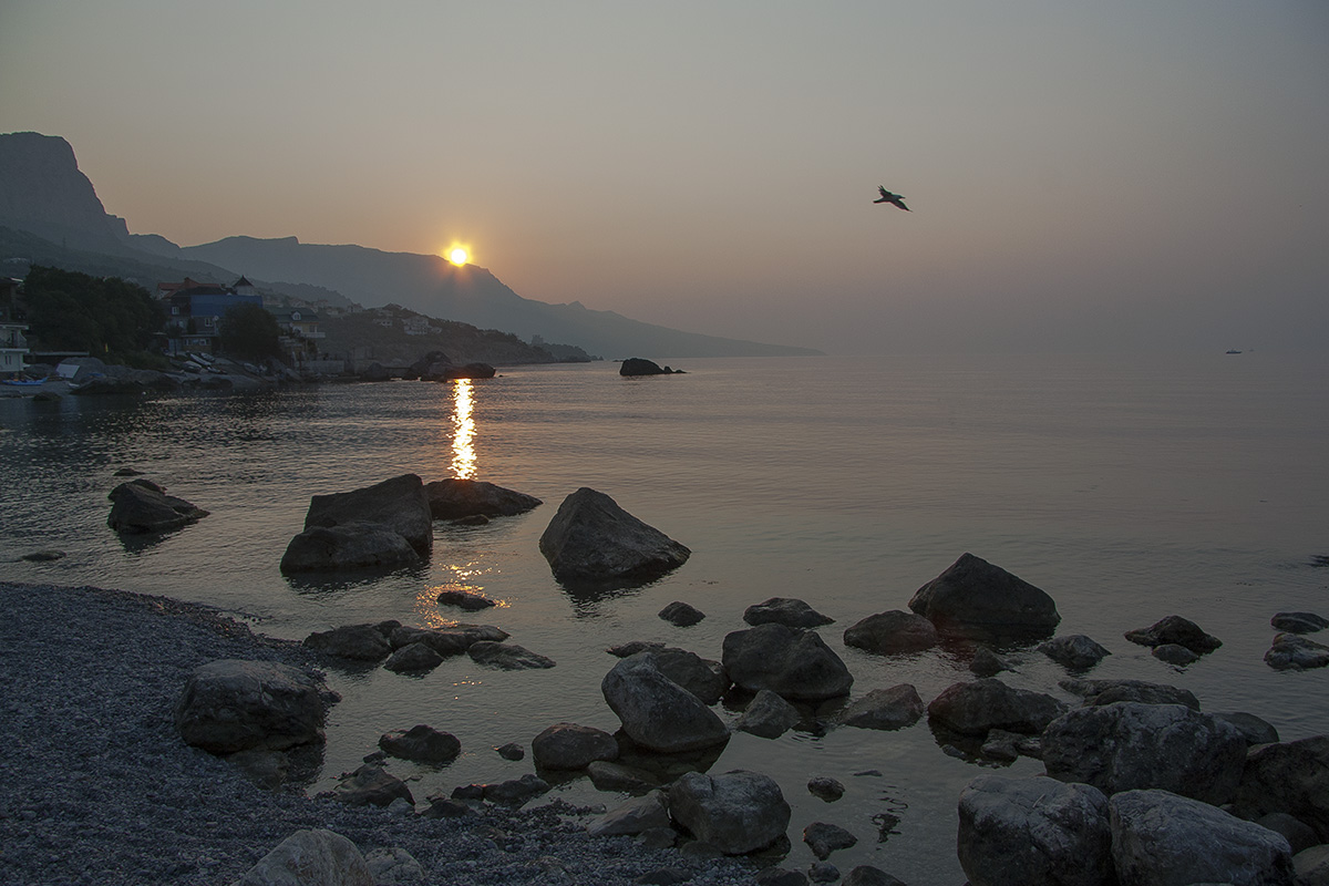 Погода восход крым на 10 дней. Восход в Крыму. Рассвет Алушта море. Парковое Крым рассвет. Солнце Алушта.