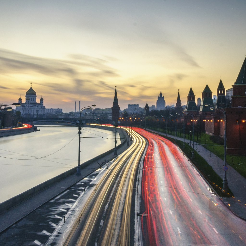 кремлевская набережная в москве