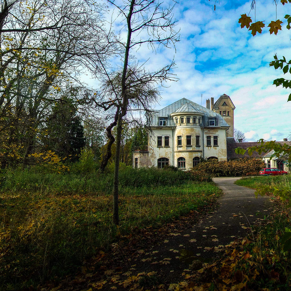 Старая усадьба. Старинные усадьбы. Ухоженная старинная усадьба. Особняки Гадяч.