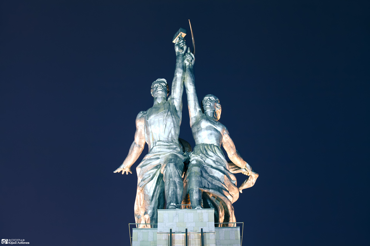 Памятник колхозник и колхозница в Москве