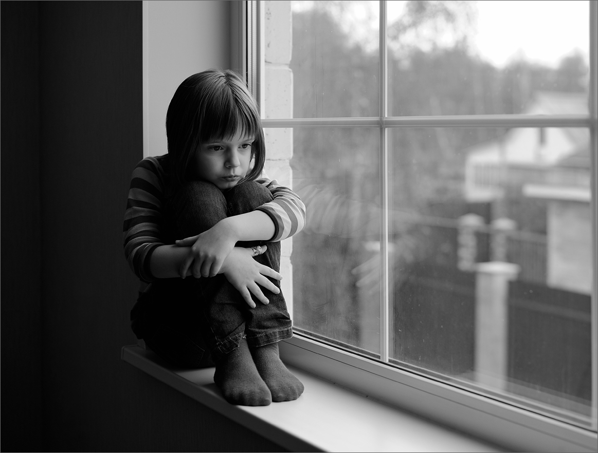 Скучающий у окна. Грустный ребенок. Девочка ёё. Девочка у окна. Дети ждут.