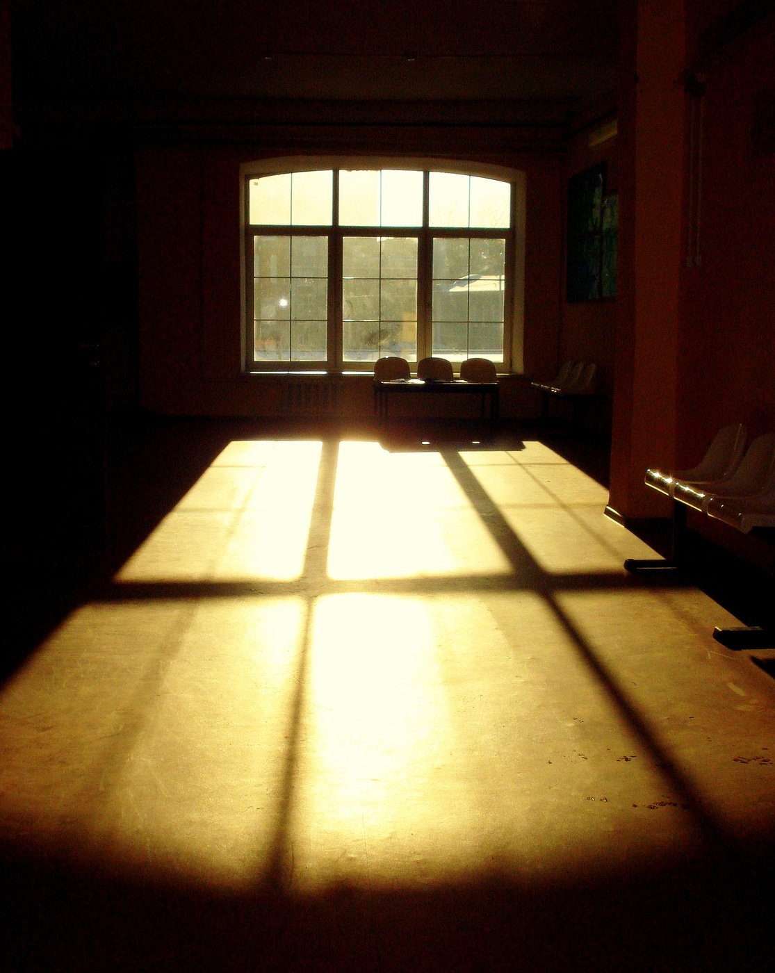 Сделай свет тускло. Свет из окна в комнате. Солнечный свет в комнате. Пустая комната. Слабо освещенная комната.