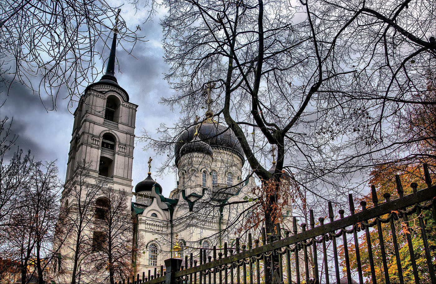 Осень, православный храм в Воронеже