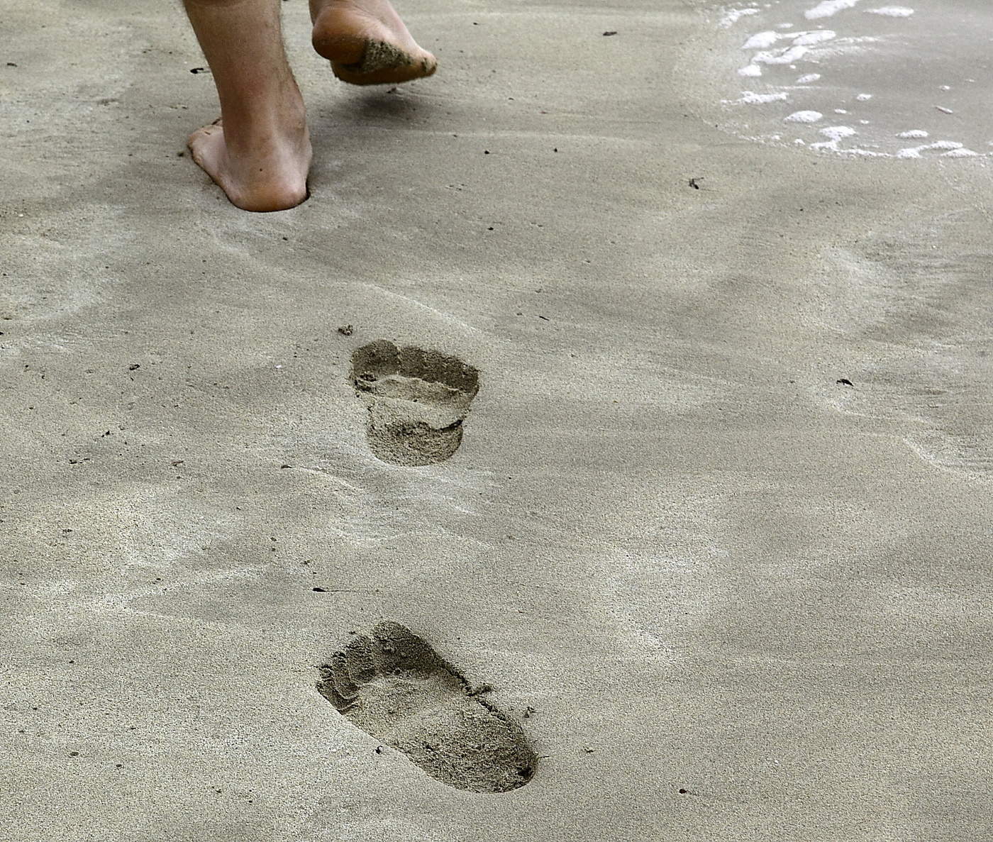 На песке остается след. Отпечаток ноги на песке. Следы на земле. Следы на песке. Следы ног на грунте.