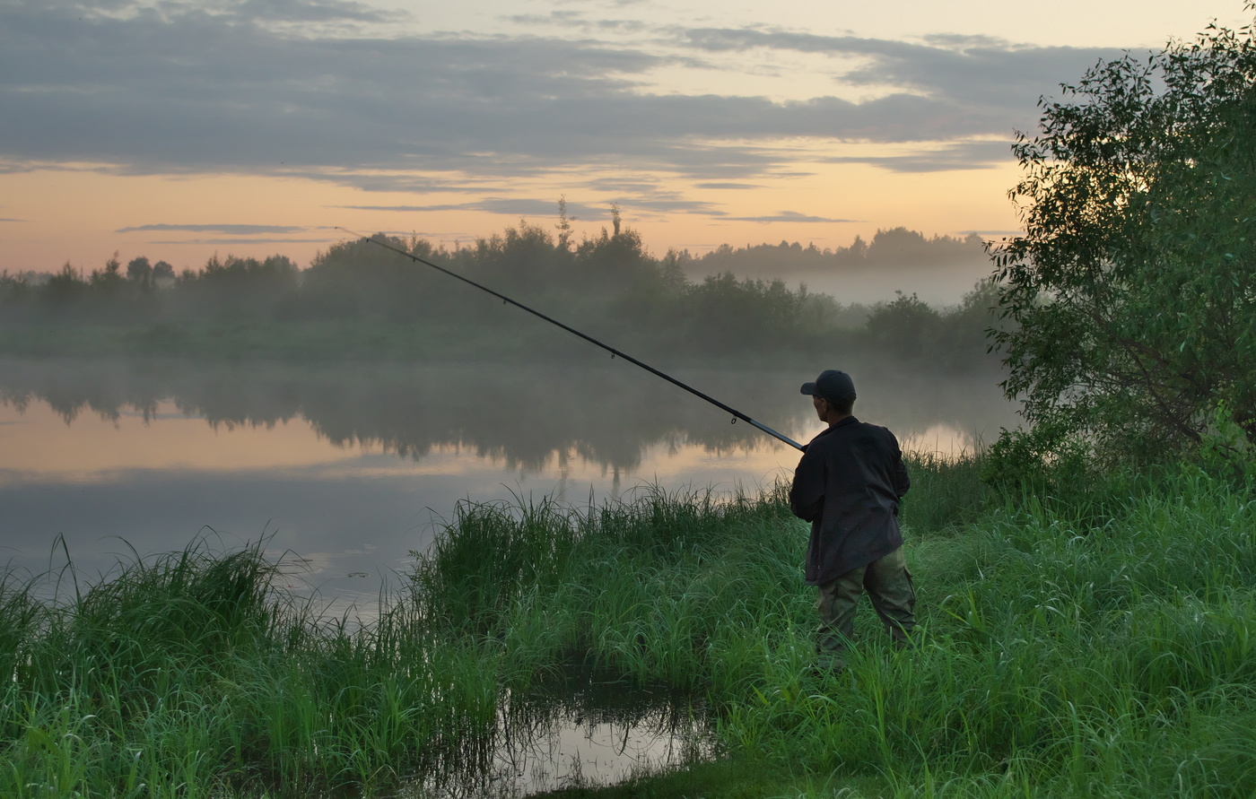Рыбалка 1 озеро. Рыбалка пейзаж. Рыбак на озере. Пейзаж с рыбаком. Рыбак на речке.