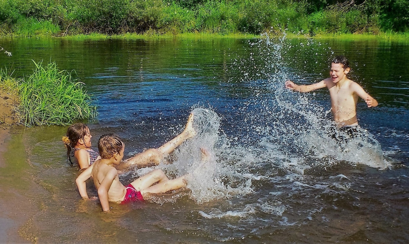 Купания мая. Дети купаются в озере. Дети купаются в реке. Летом дети купаются в речке. Лето дети купаются в реке.