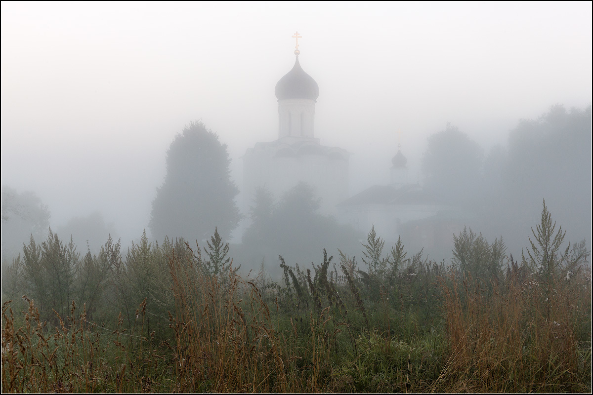 Фото храма в тумане