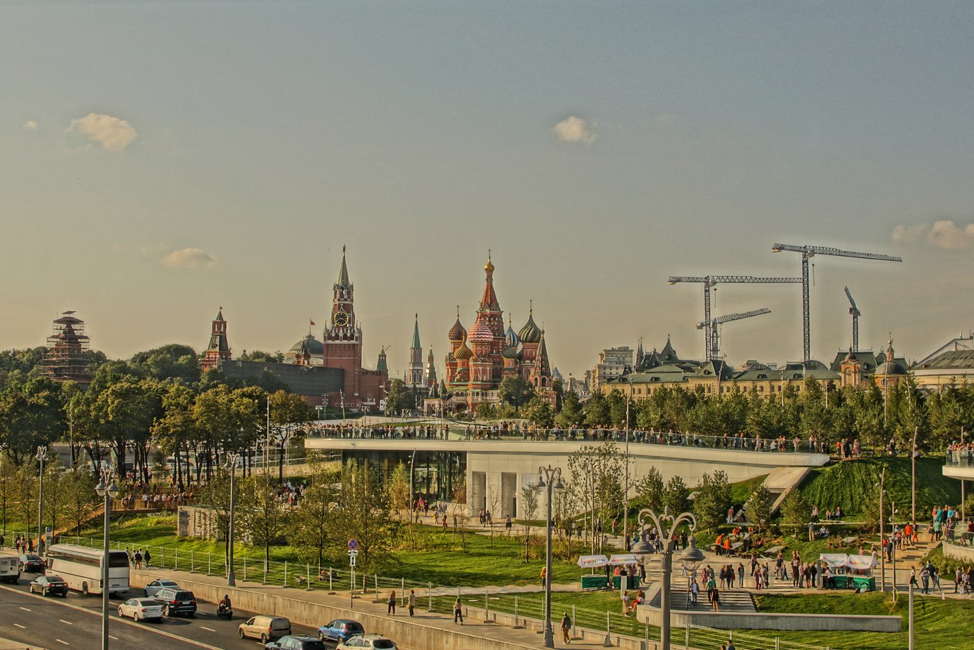 Парк зарядье фото. Виды парка Зарядье. Зарядье панорама. Парк Зарядье панорама. Москва Зарядье вид на Кремль.