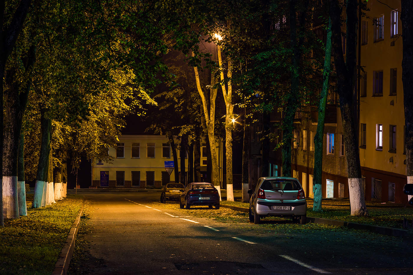 Авто на опавшей листве. Осень. / Осень в ночном городе