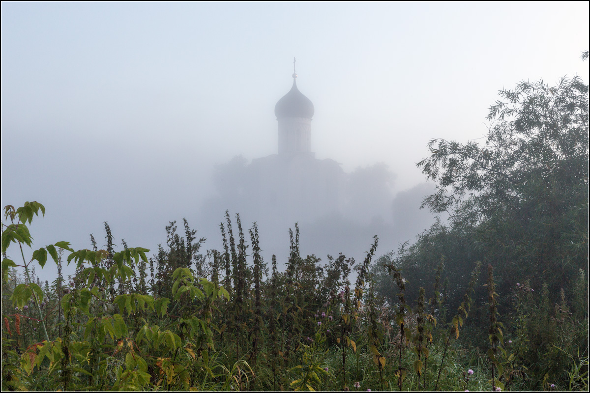 Фото храма в тумане