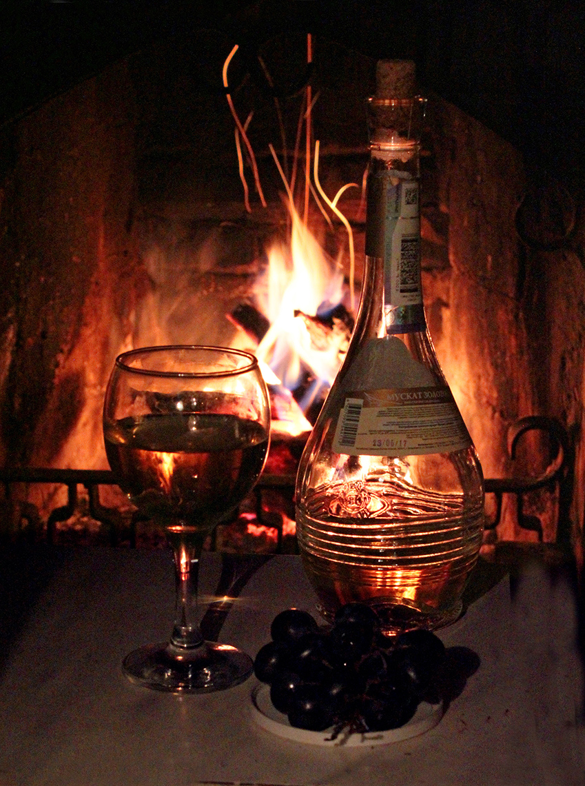 Песня на столе коньяк и свечи догорают. Камин вино. Камин коньяк. Вечер камин вино. Камин свечи вино.
