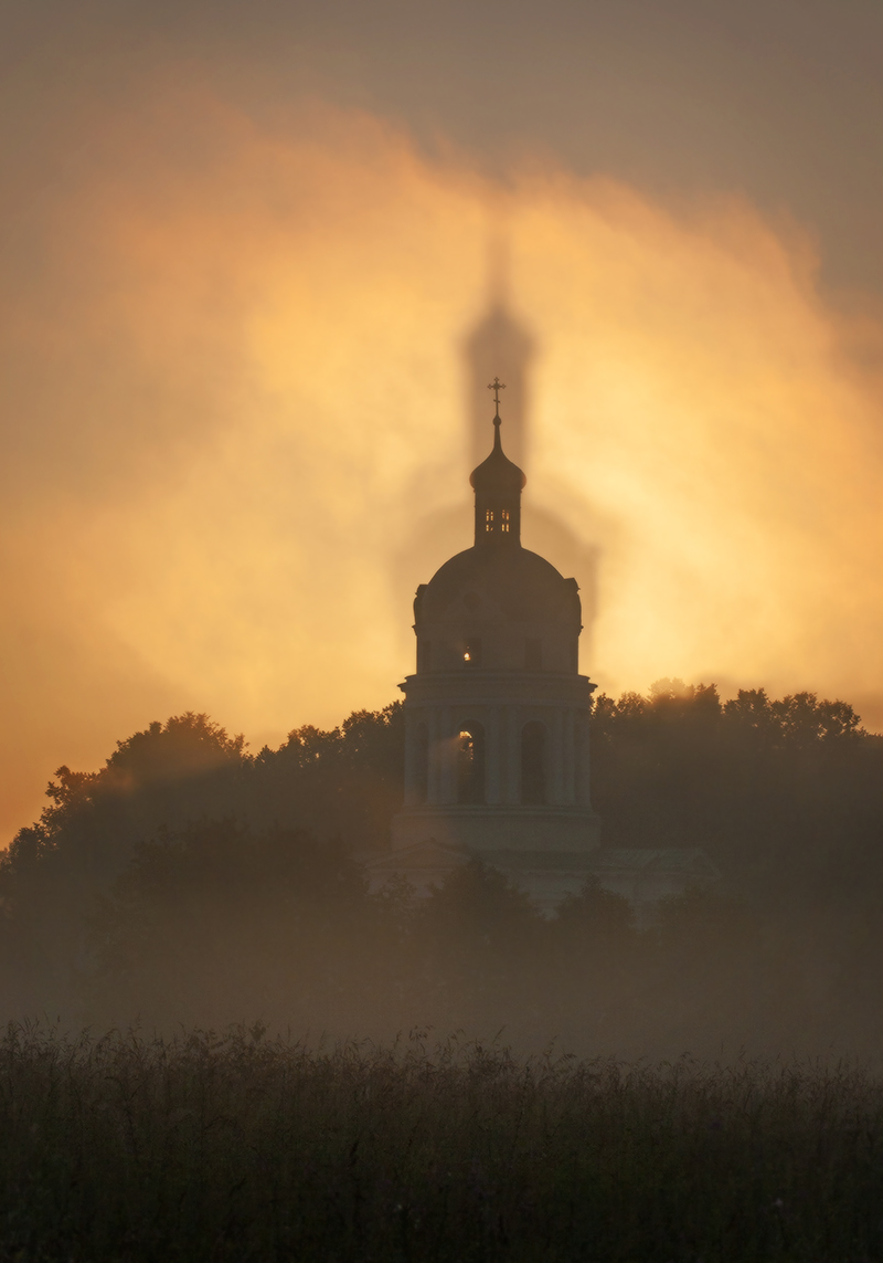 Фото храма в тумане