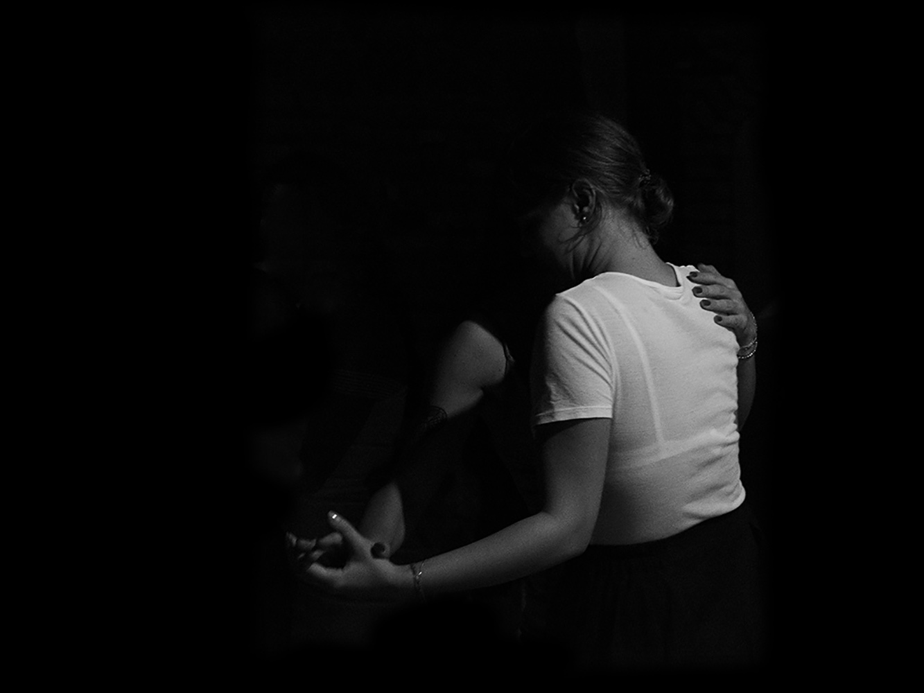 Я пою в темноте. Девушка танцует в темноте. Танцы в темноте. Две девушки в темноте. Танцуя в темноте.