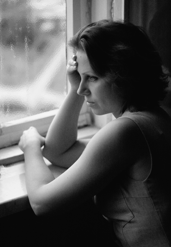 Тоскующая женщина. Одинокая женщина. Грустная задумчивая девушка. Девушка грустит у окна. Женщина скучает.
